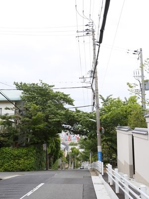 静かな街並みの通り