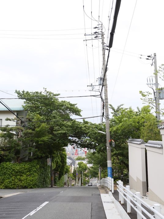 静かな街並みの通り