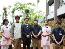 スタッフ笑顔の集合写真