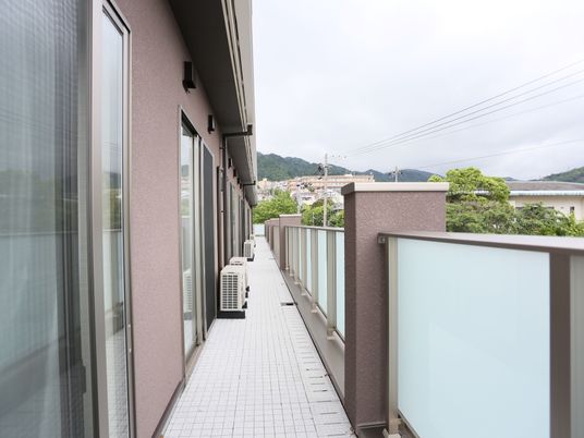 広々とした明るい廊下
