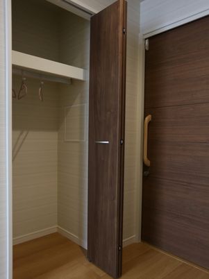 明るい居室のクローゼット