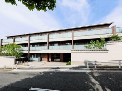 明るい建物の外観