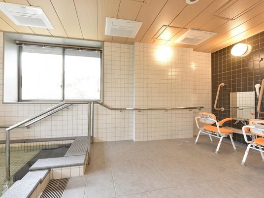 手すり付き浴室の空間