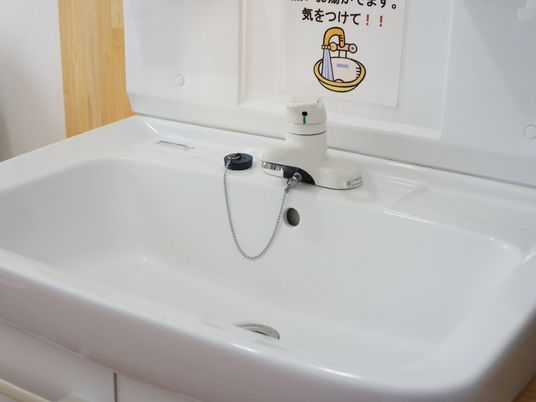 手洗いを案内する洗面台