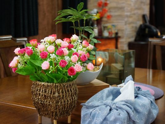 花と共に暖かい雰囲気のダイニング