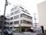 白い建物のエントランス