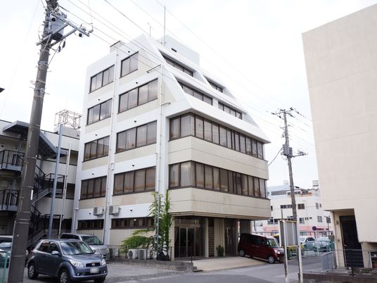 白い建物のエントランス