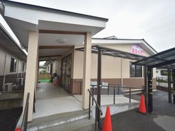 入口と外観の様子