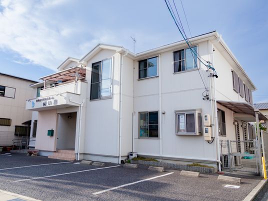 白い建物の外観