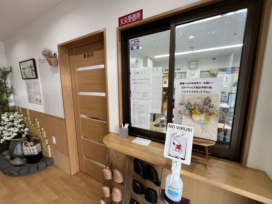 伝言掲示物の廊下