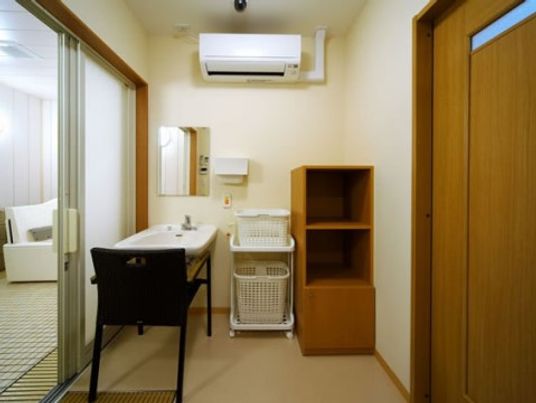 洗面台と収納のある部屋