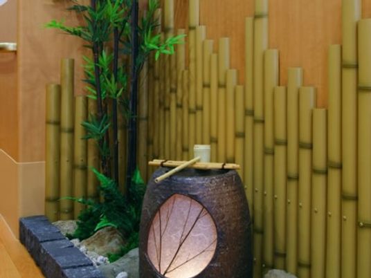 和風照明と竹の装飾