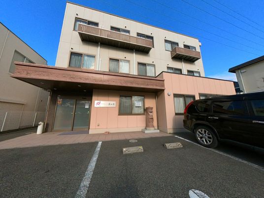 落ち着いた外観の建物