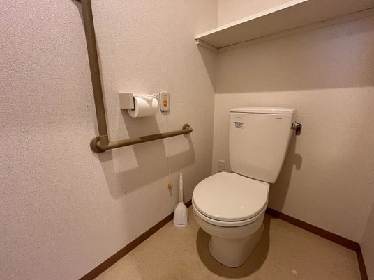手すり付きのトイレ