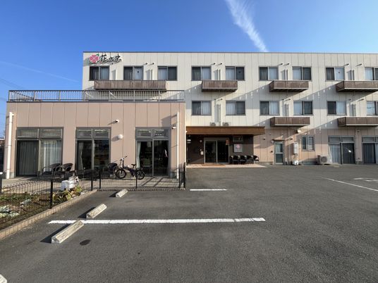 駐車場がある建物外観