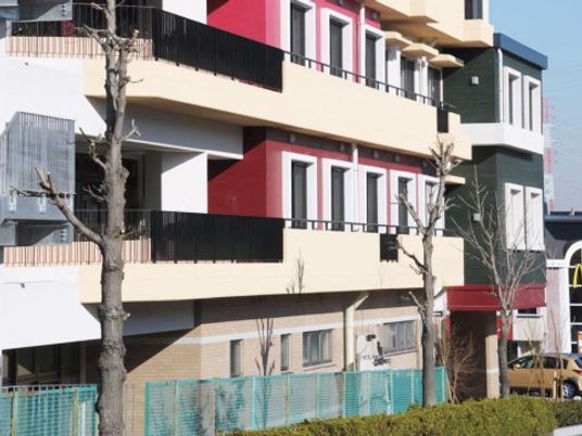 カラフルな建物の外観