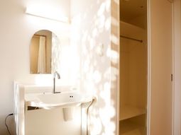 明るい光の洗面台とクローゼット