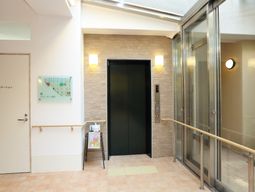 明るいエレベーターホール