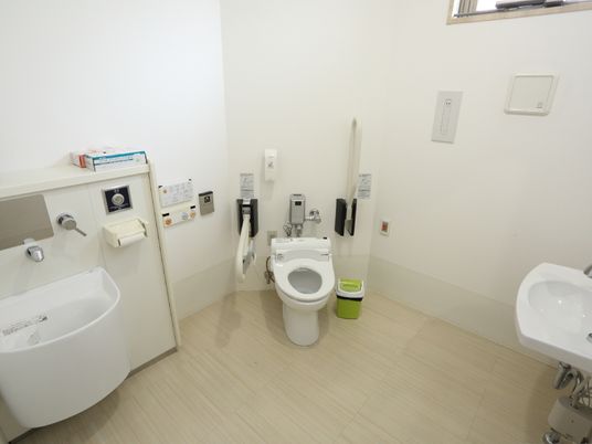 明るい清潔なトイレ空間