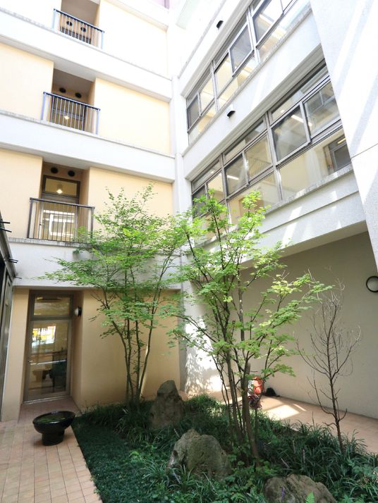 中庭の緑豊かな景観