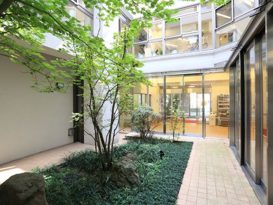 緑あふれる施設の中庭