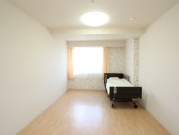 明るい単室の居室