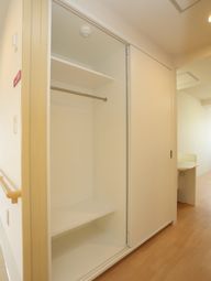 清潔な洋室のクローゼット