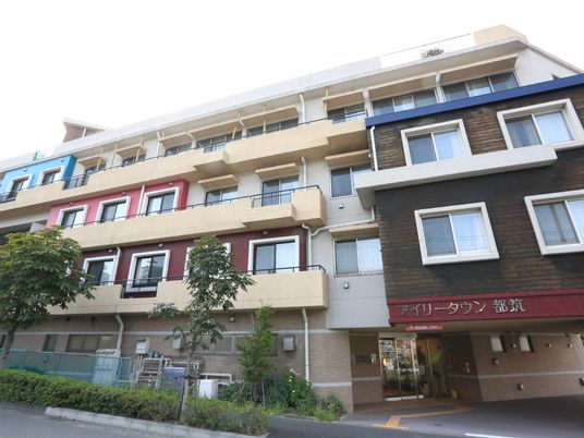 多色のバルコニー付き建物