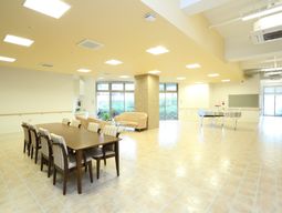 多目的スペースの明るい一室