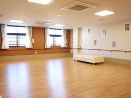 広々とした明るい多目的室