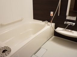 快適な設備の浴室