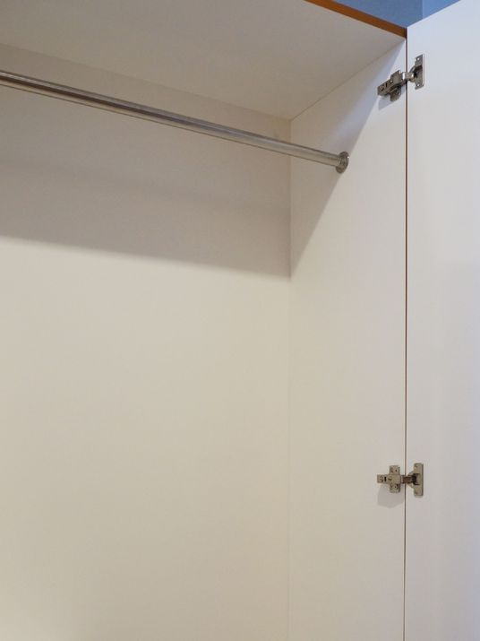 手摺りと扉のクローズアップ