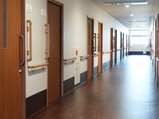 廊下の明るいイメージ