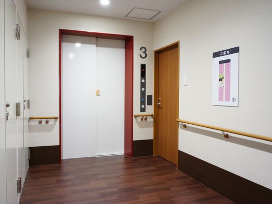 廊下とエレベーターの様子