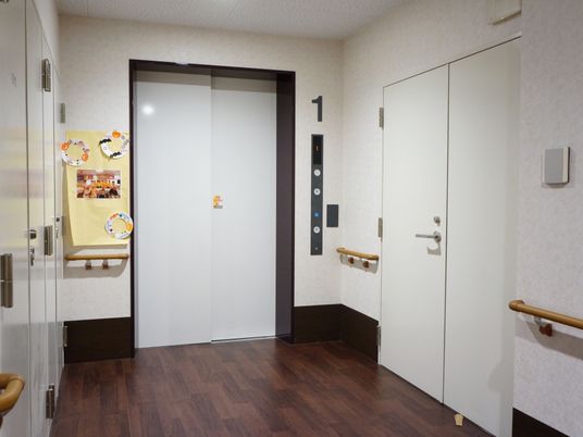 廊下とエレベーターの扉