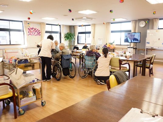 活気ある広々とした食堂