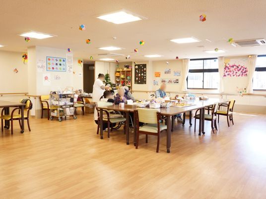 温もりある広々食堂