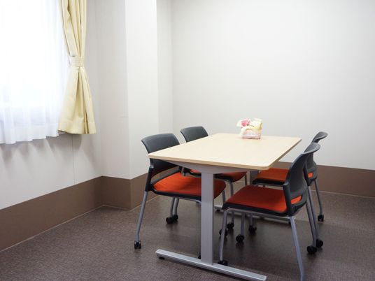 清潔な居室のテーブルセット