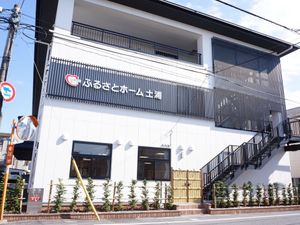 白と黒のモダンな外観