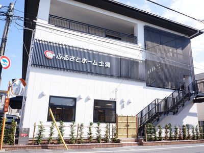 白と黒のモダンな外観