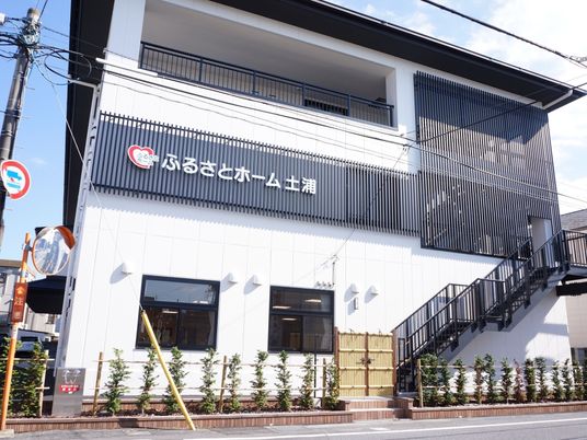 白と黒のモダンな外観