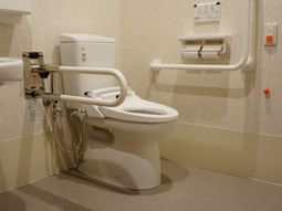 バリアフリー設計のトイレ