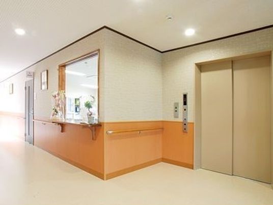 受付とエレベーターのある廊下