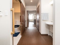 清潔感ある廊下と部屋の入口