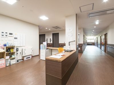 スタッフのデスクと廊下