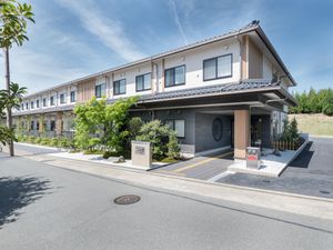 和風な外観の建物エントランス