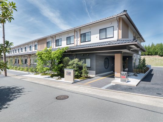 和風な外観の建物エントランス