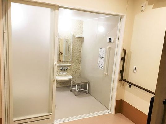 浴室は入り口が広く設計されていて、段差がない。手すりが配置されているため足元に不安のある方も安心して利用できる。