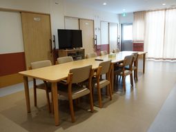 共有スペースの明るい室内