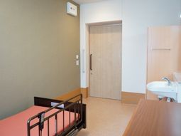 居室のベッドと洗面所